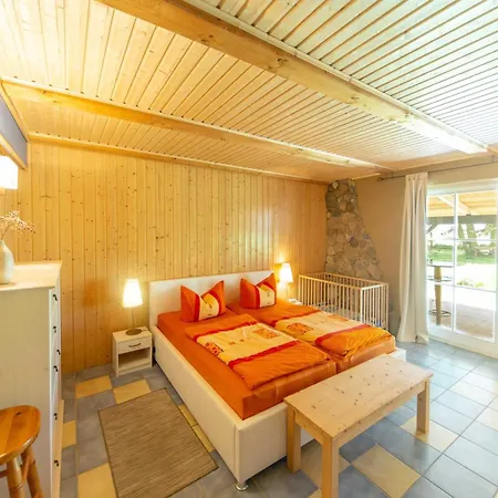 Im Reetdachhaus Holiday home Ummanz